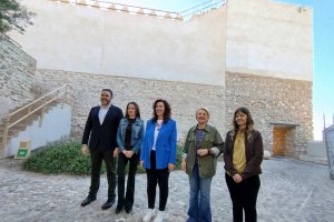 Foto de familia delante de la zona rehabilitada