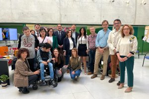 El delegado de Desarrollo Educativo junto a la directora y profesionales del centro.