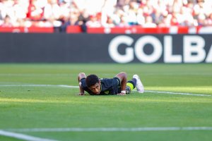 Choco Lozano no se levanta.