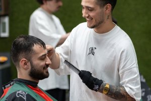 Francis de la Calle, con un cliente en su barbería.