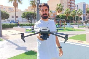 Luis Sanz con su dron en la Rambla de Almería.