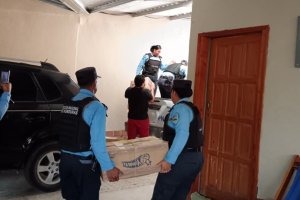 Policía hondureña ayudando al traslado de los libros hasta la nueva biblioteca.