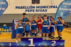 Los alumnos tras las victorias en el campeonato.