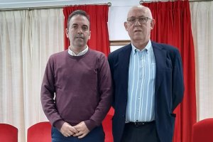 El alcalde, Pedro Ridao junto a Luis Artero tras su nombramiento como Cronista en Pleno.