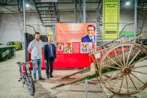 Julio Callejón, organizador, y el alcalde de Roquetas de Mar, Gabriel Amat, junto al carro.