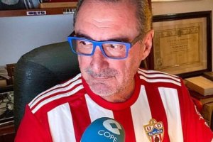 Carlos Herrera con la camiseta del Almería.