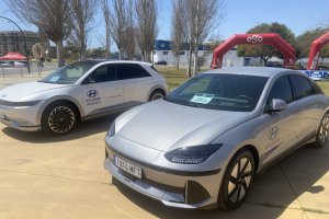 Modelos Ioniq junto al arco de salida de La Media 2024