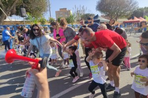 La salida de una de las carreras infantiles.