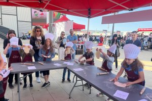 Niños haciendo masa en el taller de La Tagliatella.