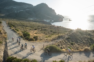 Una de las ediciones anteriores de la Titan Desert a su paso por Cabo de Gata.