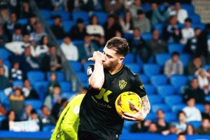 Embarba firmó un gran partido anotando los dos goles del Almería.