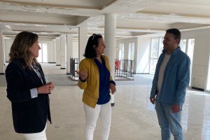 Las autoridades municipales supervisando las instalaciones.