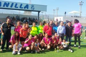 Las jugadoras, organizadores, el concejal y el alcalde de la mojonera posando con el trofeo