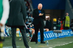 Pepe Mel tomando apuntes el domingo en la banda del Reale Arena.