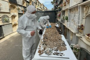 Trabajo con los restos en el cementerio