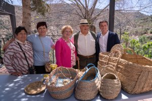 la alcaldesa, Loli Moreno y el presidente de la Diputación Javier A. García junto a los vecinos en las jornadas.