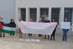 Profesores y administrativos muestran una pancarta que reza \"En Gaza no mueren números\" a las puertas del edificio central.