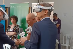 El delegado de Empleo, Amós García utilizando las gafas de realidad virtual en la feria universitaria.
