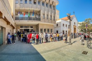 Colas a las puertas del Ayuntamiento de Roquetas de Mar.
