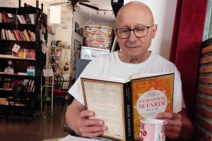 Manuel Gálvez Ibáñez posa con su último trabajo en la tertulia de 'Encuntros de cavico'.