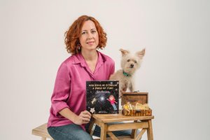 Sonia Cruz, con su libro y su perro Airon. Foto: Dulce Molina.