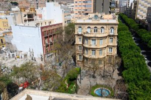 Pronto tendremos un nuevo edificio sobre el solar de correos que termine por dinamitar la supervivencia del Paseo de Almería y del Casco Histórico.