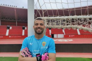 Maximiano posa feliz en una de las porterías del Mediterráneo.