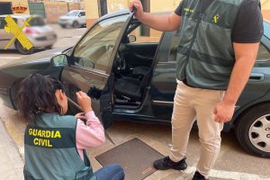 Agentes de la Guardia Civil inspeccionando uno de los vehículos.