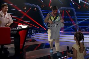 Bisbal y Melendi durante la entrega de la camiseta a Triana en La Voz Kids.