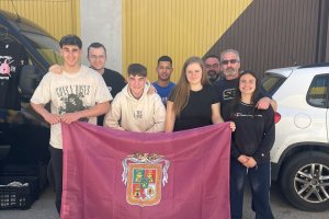 Carlos y Ely en el centro de la imagen orgullosos de su triunfo.