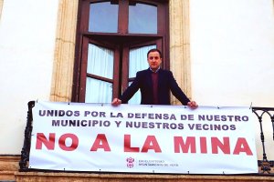 El alcalde veratense días atrás tras la colocación de la pancarta.