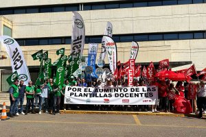Manifestación frente a la sede de la Delegación de Desarrollo Educativo y FP en Almería.