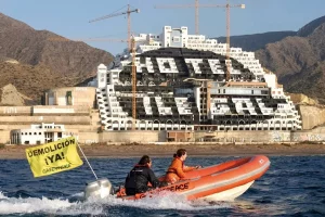 Imagen de archivo de protestas frente a la construcción del polémico hotel.