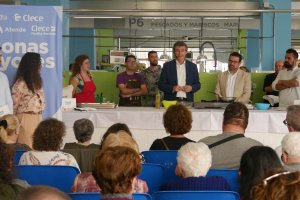 Presentación del recetario ‘Saboreando Dulces Recuerdos’ en el Mercado de Adra.