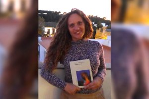 La almeriense Josefina Aguilar, con la obra ganadora del Premio Leonor de Poesía.