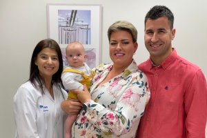 El pequeño Oliver con su familia junto a la doctora Pilar Cabrera que asistió la cesárea de Marta.