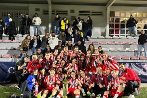 Foto de familia del Almería Femenino cadete tras ganar la final.