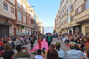 Desfile celebrado en la calle Ramón y Cajal de Albox.