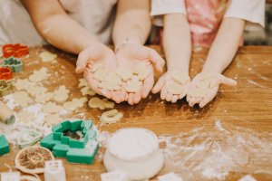 Unos niños cocinan. /Envato