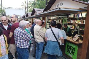 Firma del nuevo libro 'Acontece que no es poco' de Nieves Concostrina en la Feria del Libro de Almería.