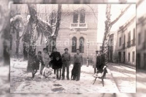 Jóvenes festejando la nevada en la Plaza de la Catedral en febrero de 1935.