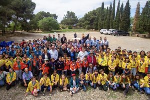 Foto de familia de los chavales participantes con representantes políticos y el obispo