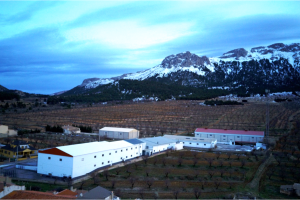 Las instalaciones de Industrias Cárnicas María en el marco incomprable de la sierra que lleva su nombre.