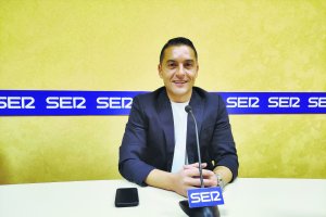 Francisco posa para LA VOZ en su última visita a la Cadena SER siendo míster del equipo de Vallecas.