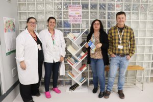 Uno de los nuevos puntos de lectura establecidos en el Hospital Universitario de Poniente.