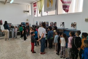 Alumnado visita la exposición.