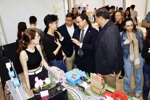 El rector y el delegado de Desarrollo Educativo charlan con algunos de los jóvenes estudiantes de Secundaria que exponen en esta feria.