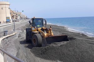 Aportación de arena en la playa de Balerma, en El Ejido (Almería).
