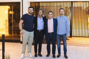 Adrián Jiménez, Ramón Molina y Miguel Ángel Reche, del equipo de Jardines La Tejera y Lacala Beach Bar, con Javier Moro (segundo por la izquierd