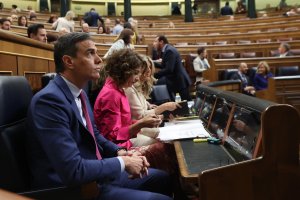 En primer plano, el presidente del Gobierno, Pedro Sánchez, durante la sesión de control al Gobierno de este miércoles 24 de abril.